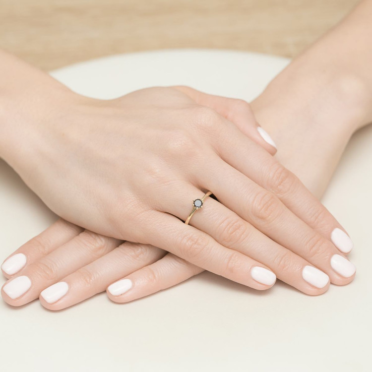 Pierścionek z czarnym diamentem