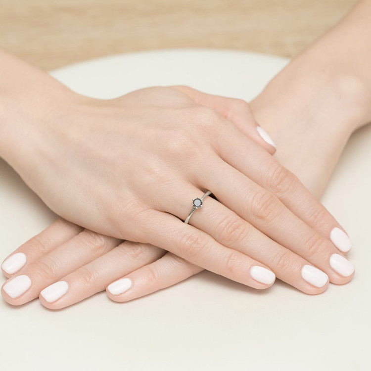 Pierścionek z czarnym diamentem