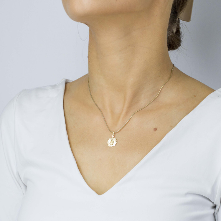 Zawieszka ze złota z matką boską