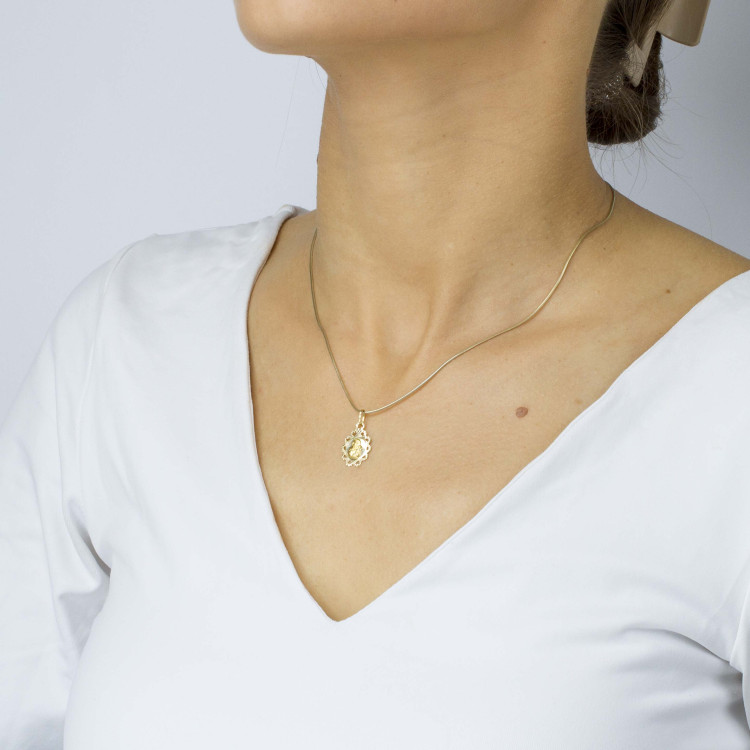 Zawieszka ze złota z matką boską