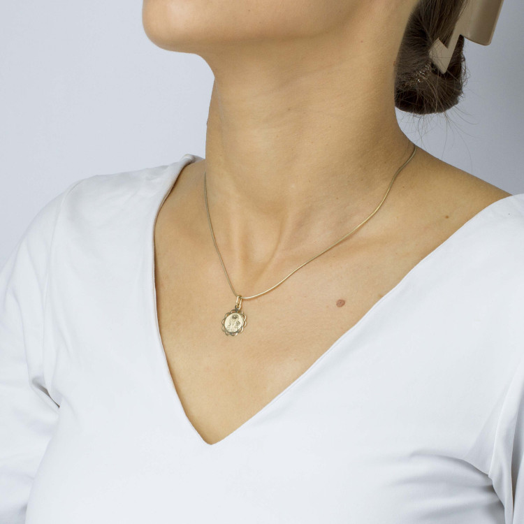 Zawieszka ze złota z matką boską