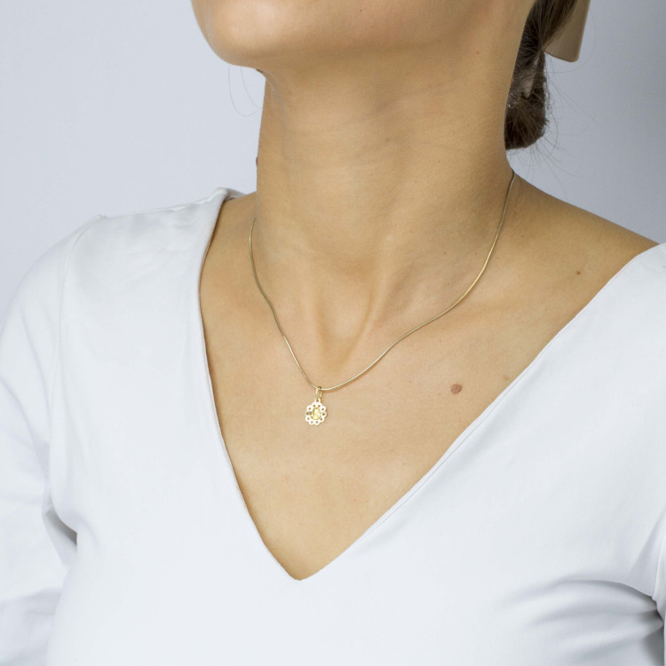 Zawieszka ze złota z matką boską