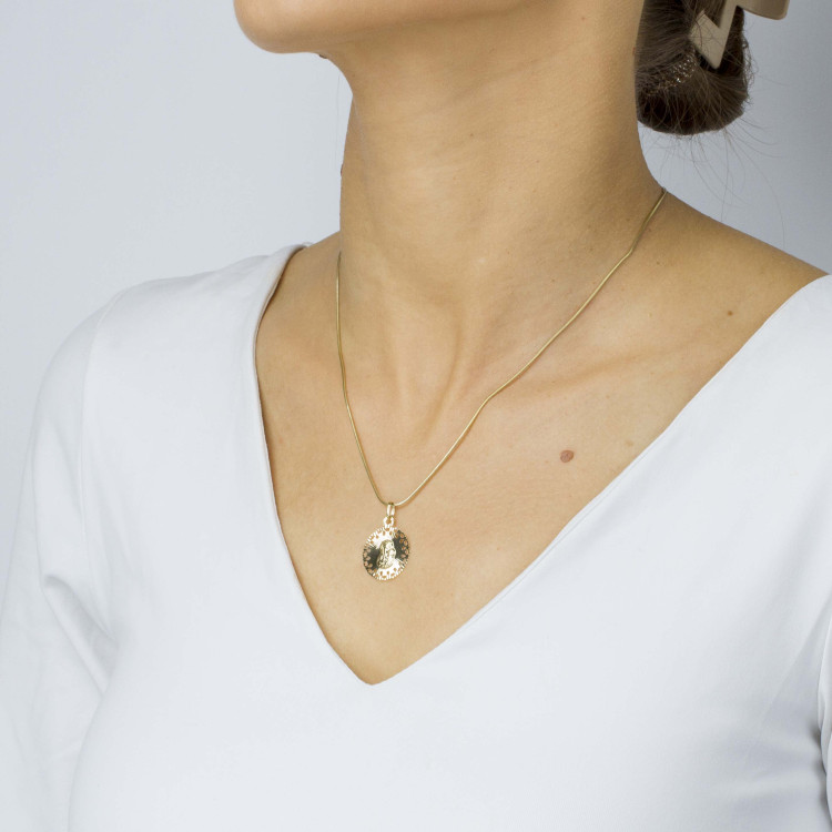 Zawieszka ze złota z matką boską