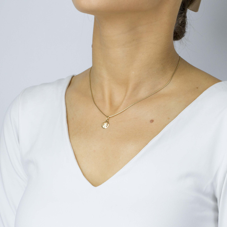 Zawieszka ze złota z matką boską