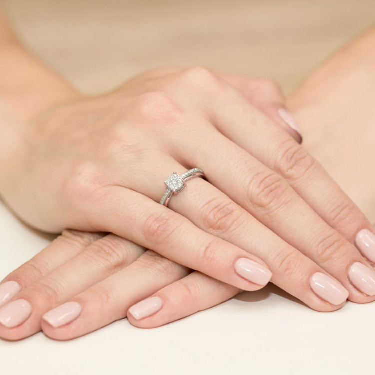 Pierścionek z różowego złota z diamentami