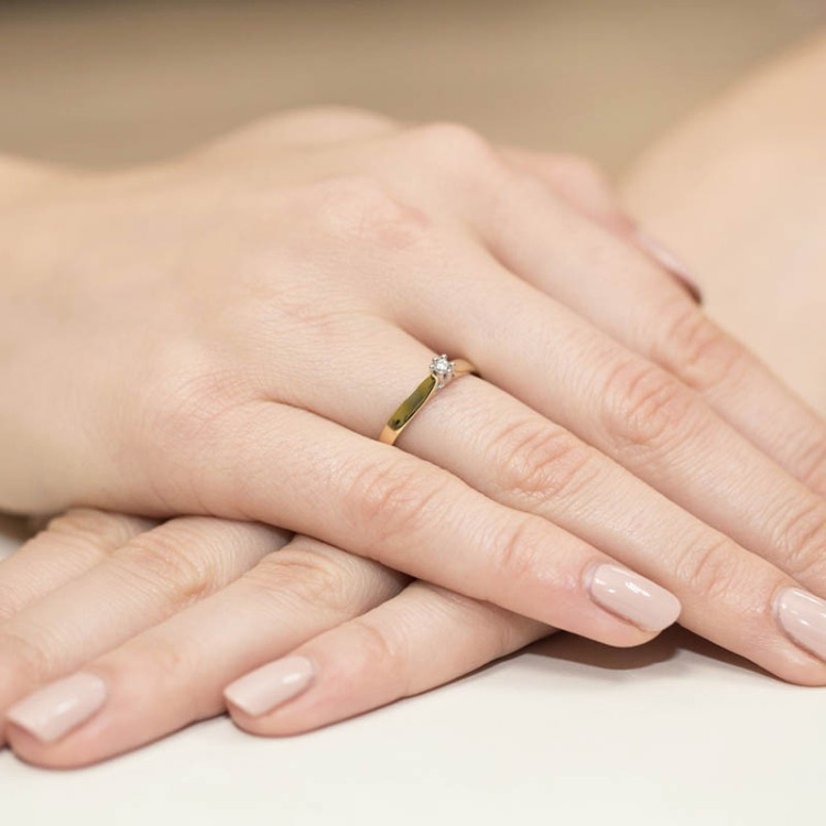 Pierścionek zaręczynowy z diamentem