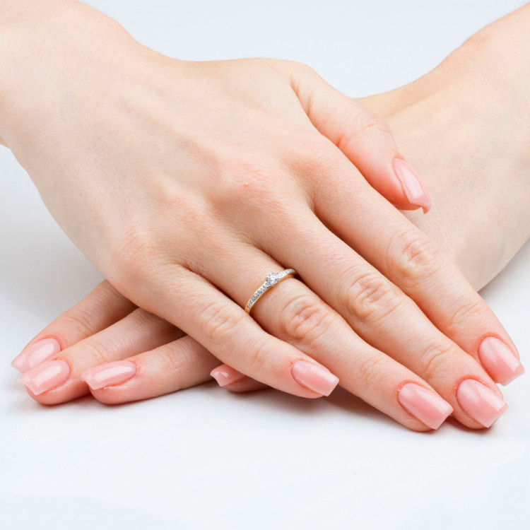 Pierścionek z diamentami laboratoryjnymi