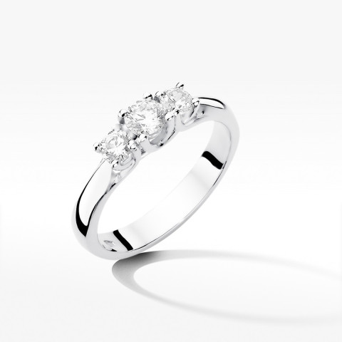 Złoty pierścionek z diamentami laboratoryjnymi