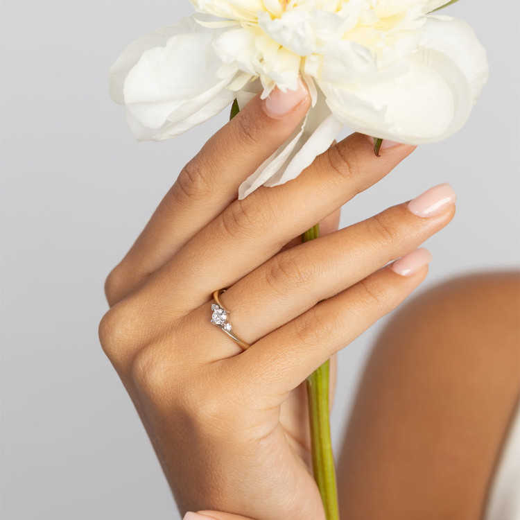 Złoty pierścionek z diamentami