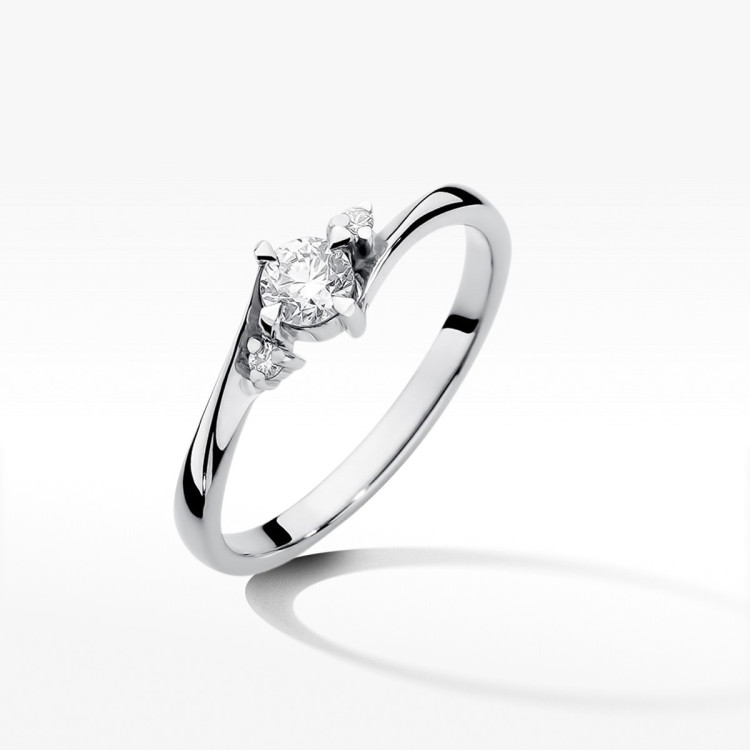 Pierścionek zaręczynowy z diamentami laboratoryjnymi