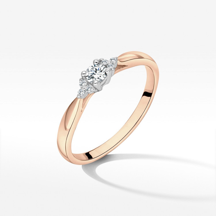 Złoty pierścionek z diamentami laboratoryjnymi