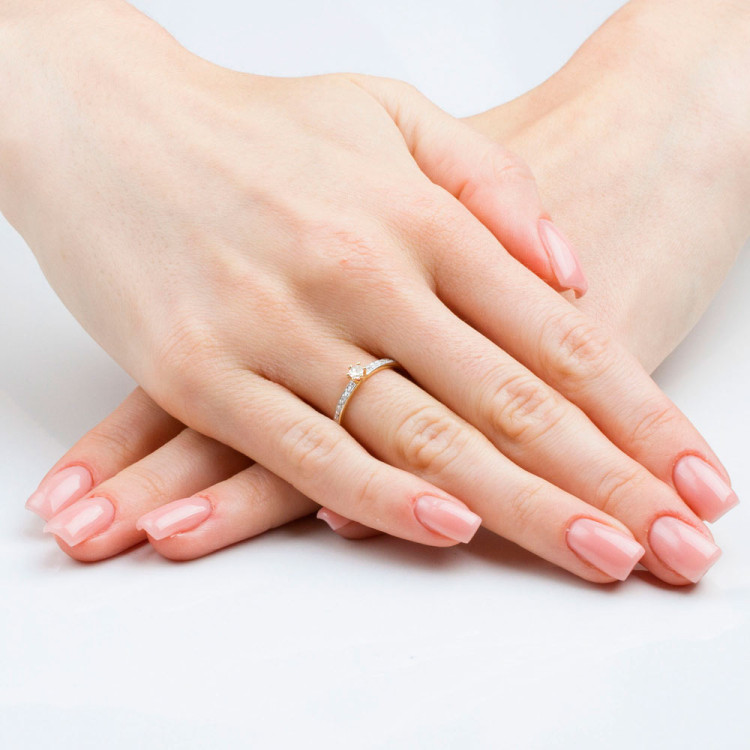 Pierścionek ze złota z diamentami laboratoryjnymi