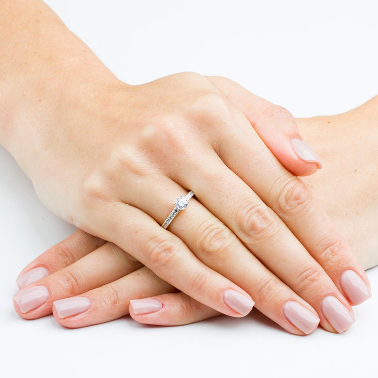 Pierścionek ze złota z diamentami laboratoryjnymi