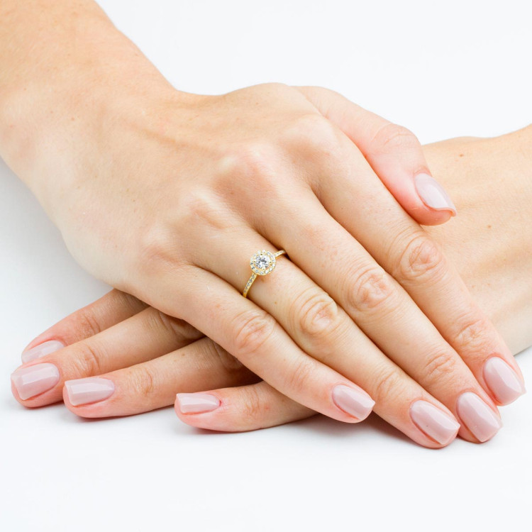 Pierścionek ze złota z diamentami laboratoryjnymi