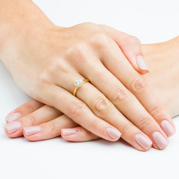 Pierścionek z diamentami laboratoryjnymi