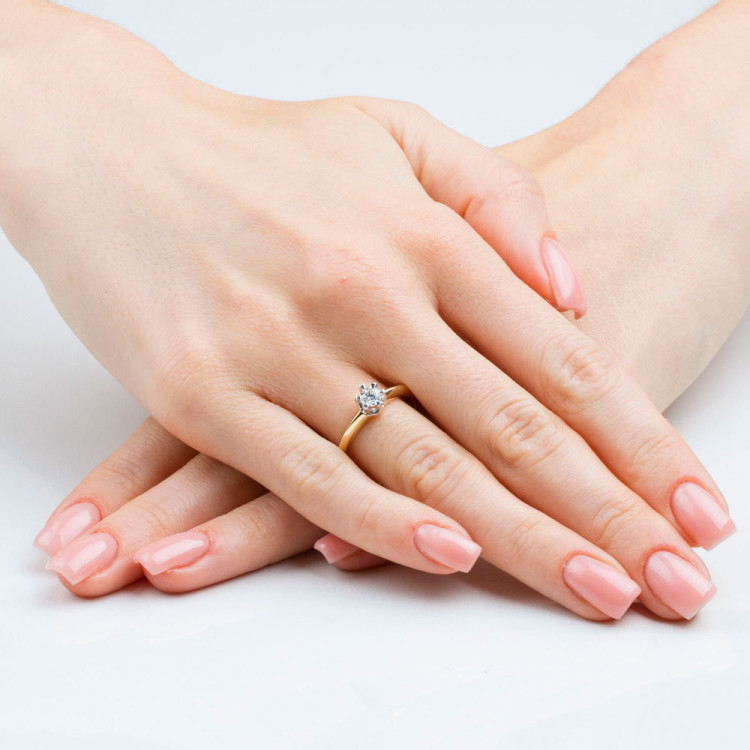 Pierścionek zaręczynowy z diamentem laboratoryjnym