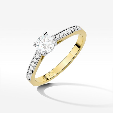 Pierścionek zaręczynowy z diamentami laboratoryjnymi