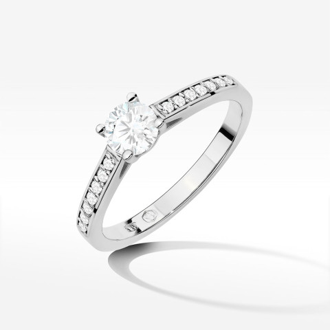 Pierścionek zaręczynowy z diamentami laboratoryjnymi