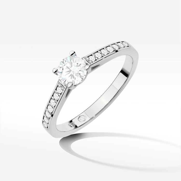 Pierścionek zaręczynowy z diamentami laboratoryjnymi