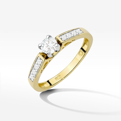 Pierścionek zaręczynowy z diamentami laboratoryjnymi