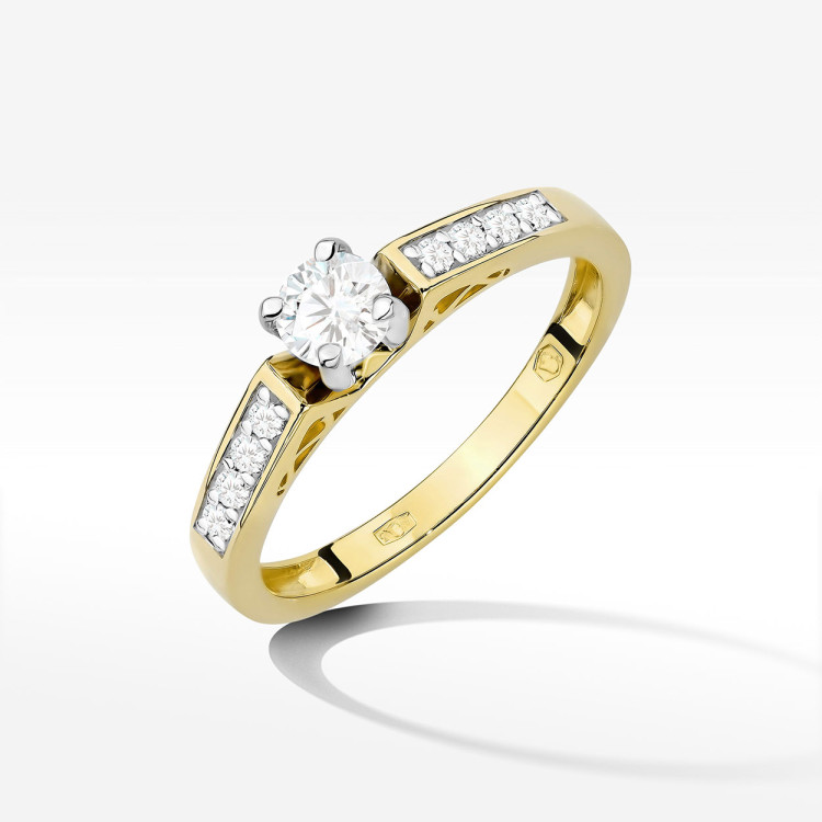 Pierścionek zaręczynowy z diamentami laboratoryjnymi