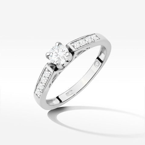 Pierścionek zaręczynowy z diamentami laboratoryjnymi
