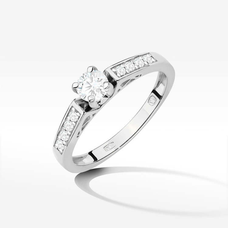 Pierścionek zaręczynowy z diamentami laboratoryjnymi