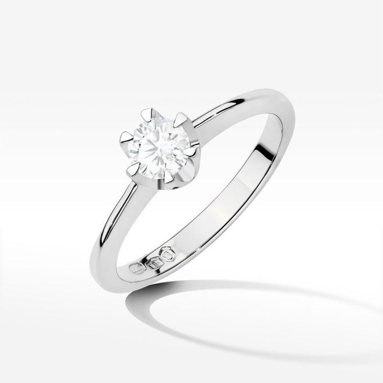 Pierścionek ze złota z diamentem