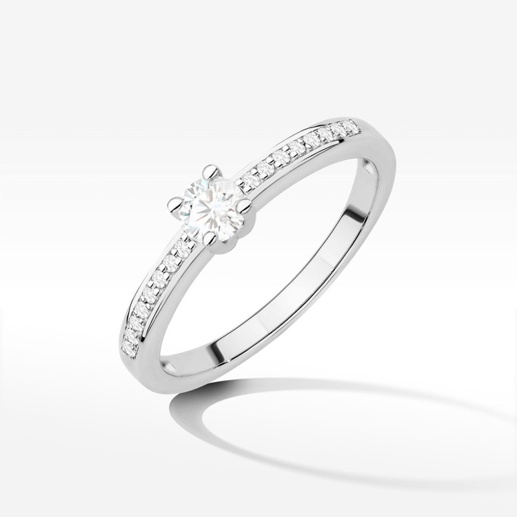 Pierścionek zaręczynowy z diamentami laboratoryjnymi