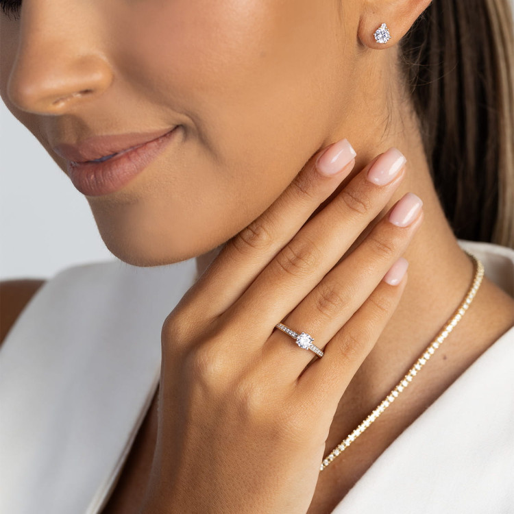 Pierścionek zaręczynowy z diamentami laboratoryjnymi