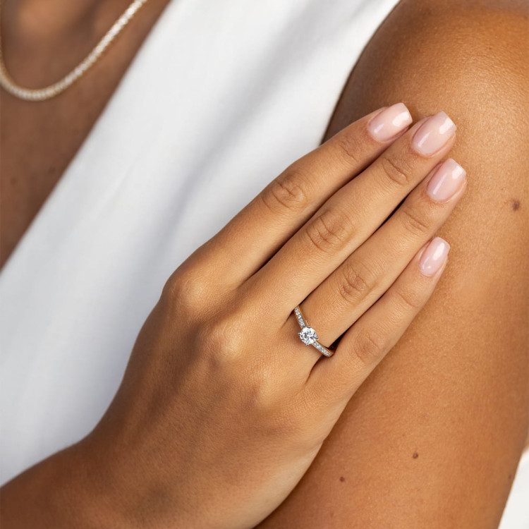 Pierścionek zaręczynowy z diamentami laboratoryjnymi