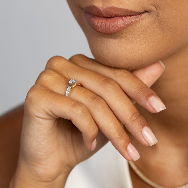 Pierścionek zaręczynowy z diamentami laboratoryjnymi