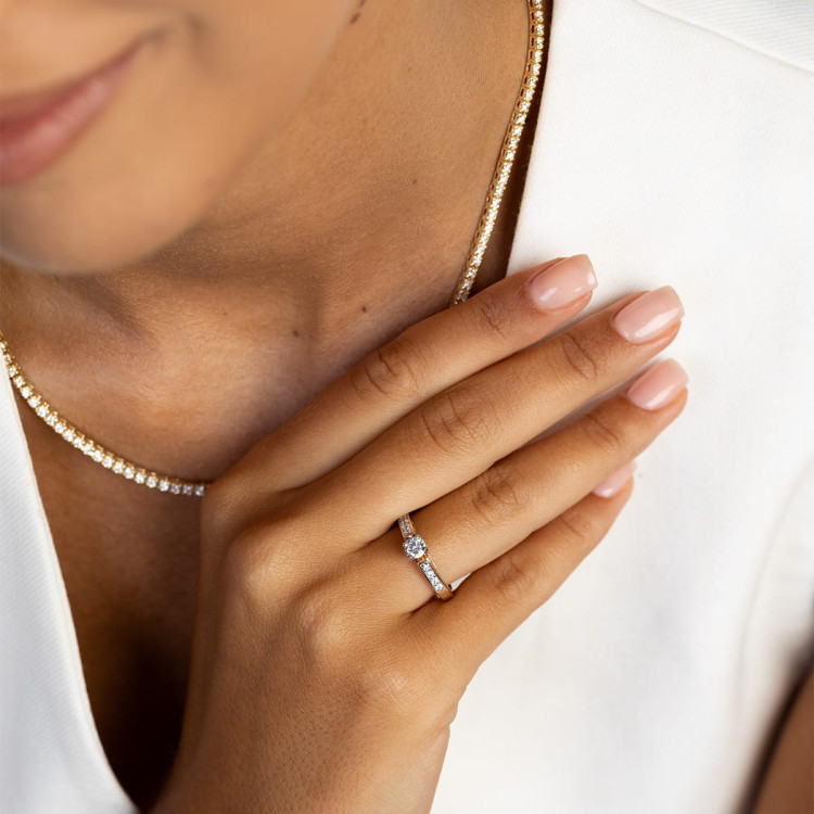 Pierścionek zaręczynowy z diamentami laboratoryjnymi