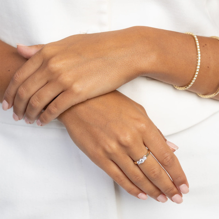 Złoty pierścionek z diamentami laboratoryjnymi