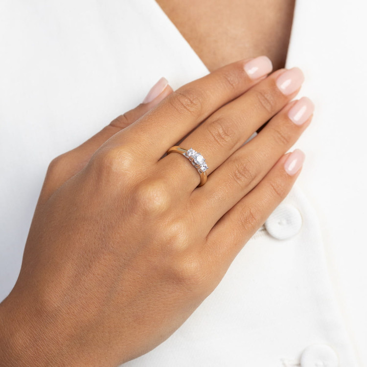 Złoty pierścionek z diamentami laboratoryjnymi