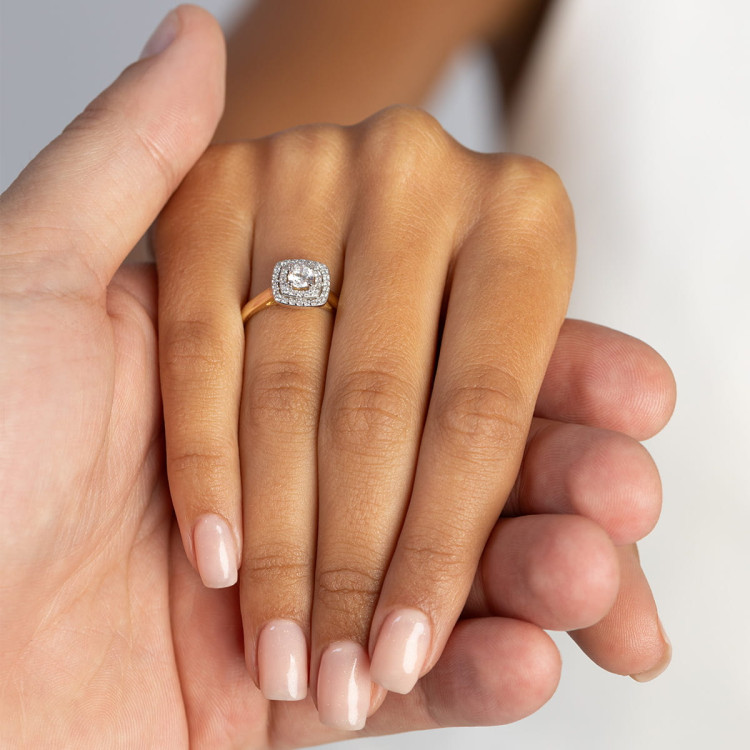 Złoty pierścionek z diamentami laboratoryjnymi