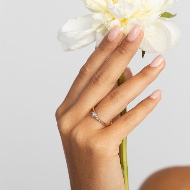 Pierścionek zaręczynowy z diamentami laboratoryjnymi