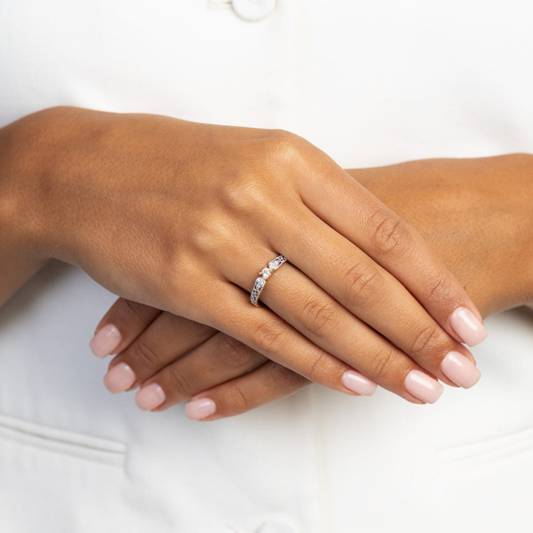 Pierścionek z diamentami laboratoryjnymi