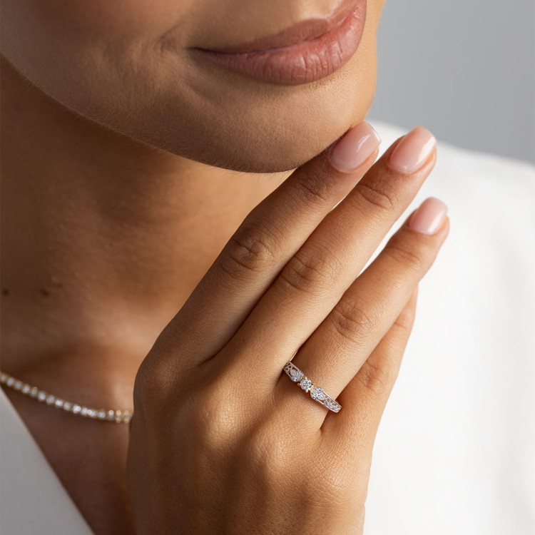 Pierścionek z diamentami laboratoryjnymi