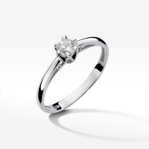 Pierścionek zaręczynowy z diamentem