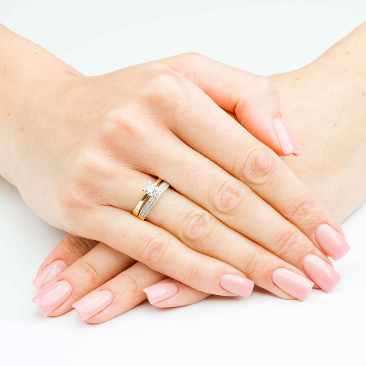 Pierścionek ze złota z białymi cyrkoniami