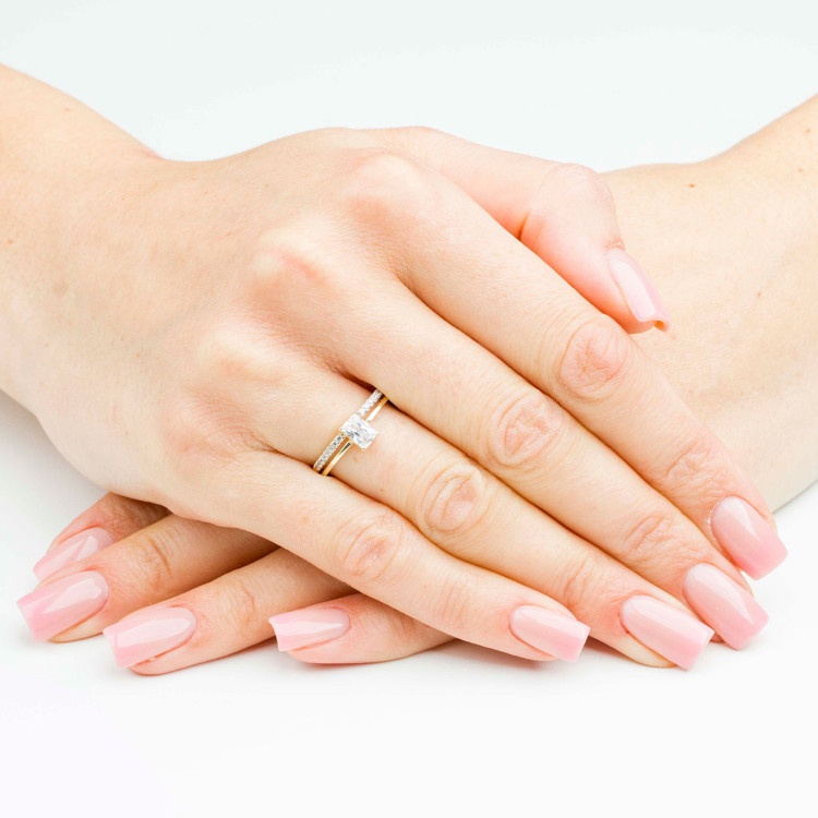 Pierścionek ze złota z białymi cyrkoniami