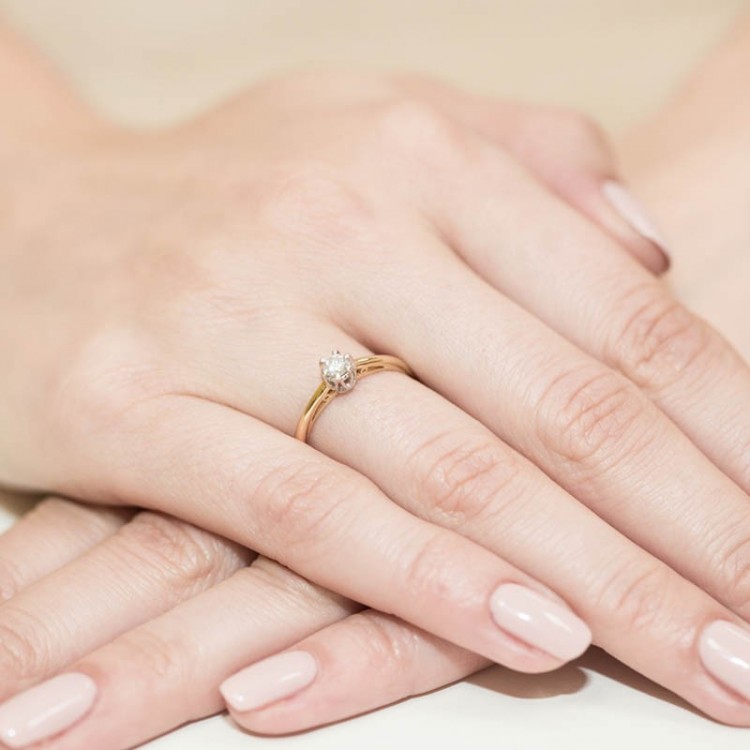 Pierścionek zaręczynowy z diamentem