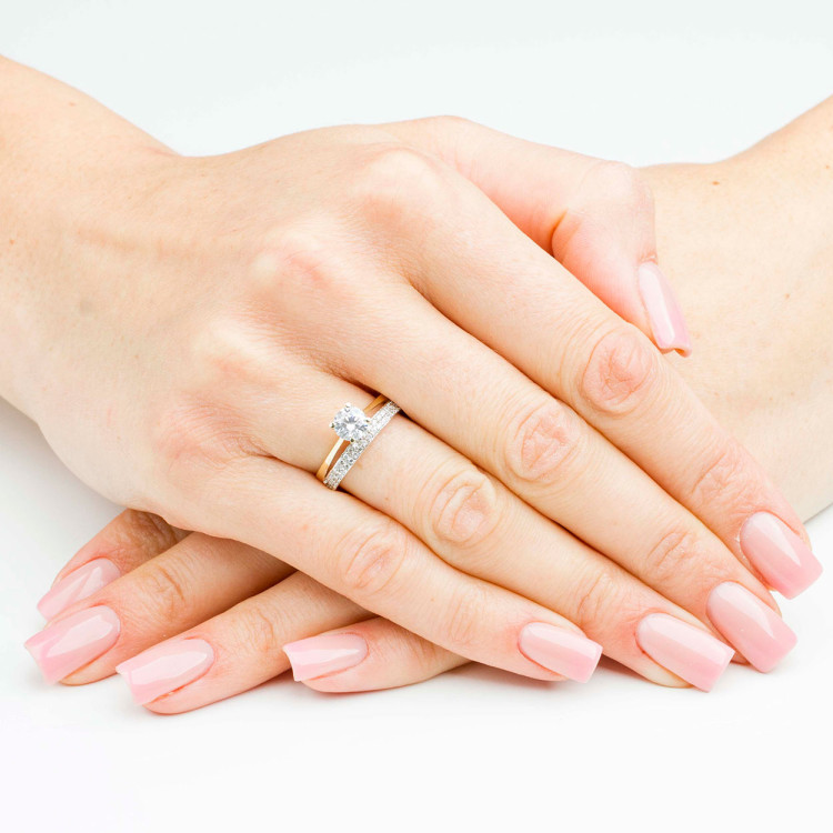 Pierścionek ze złota z białymi cyrkoniami