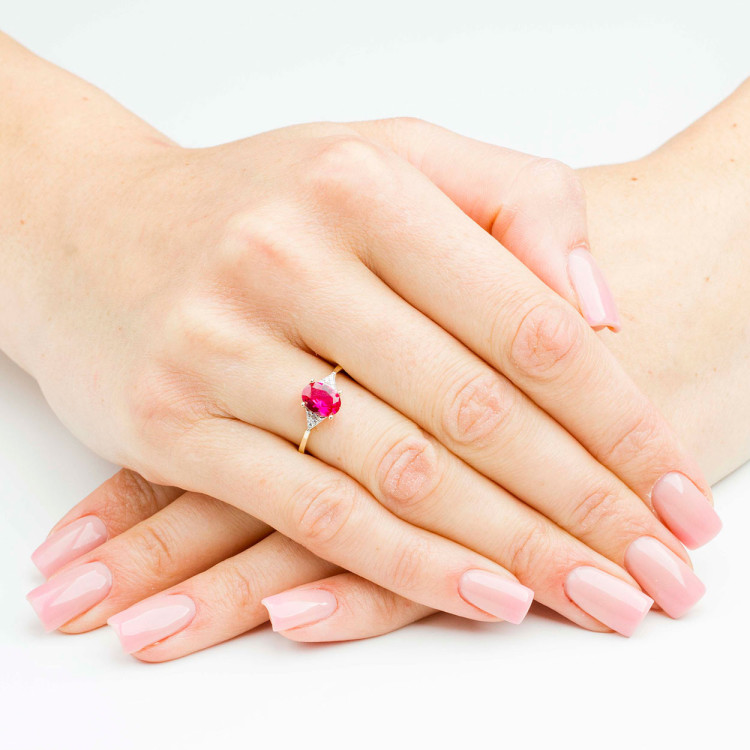 Pierścionek ze złota z różową i białymi cyrkoniami