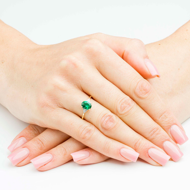 Pierścionek ze złota z zieloną i białymi cyrkoniami