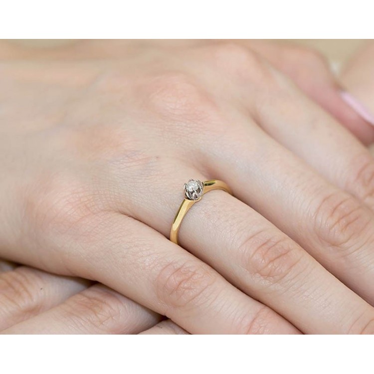 Pierścionek zaręczynowy z diamentem