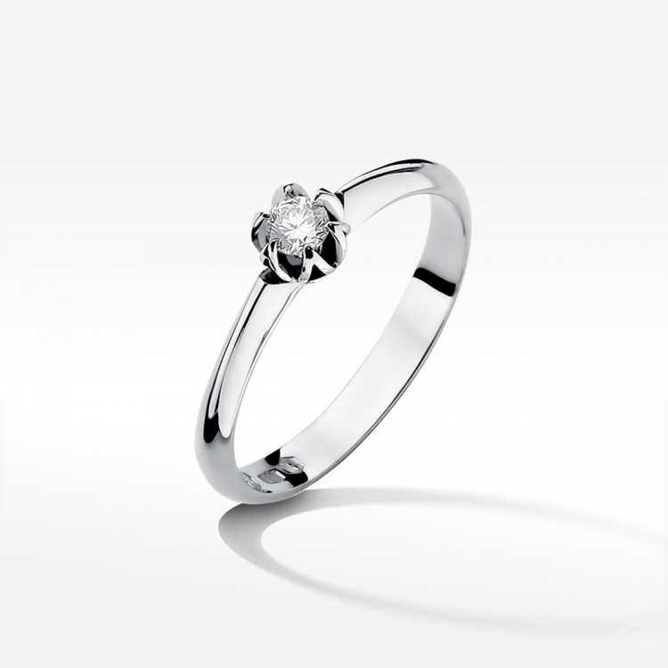 Pierścionek zaręczynowy z diamentem