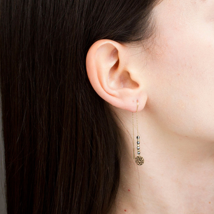 Kolczyki ze złota przeciągane z zawieszką i hematytami