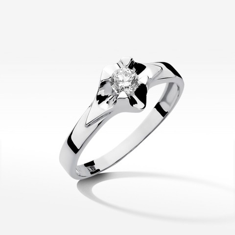 Pierścionek zaręczynowy z diamentem